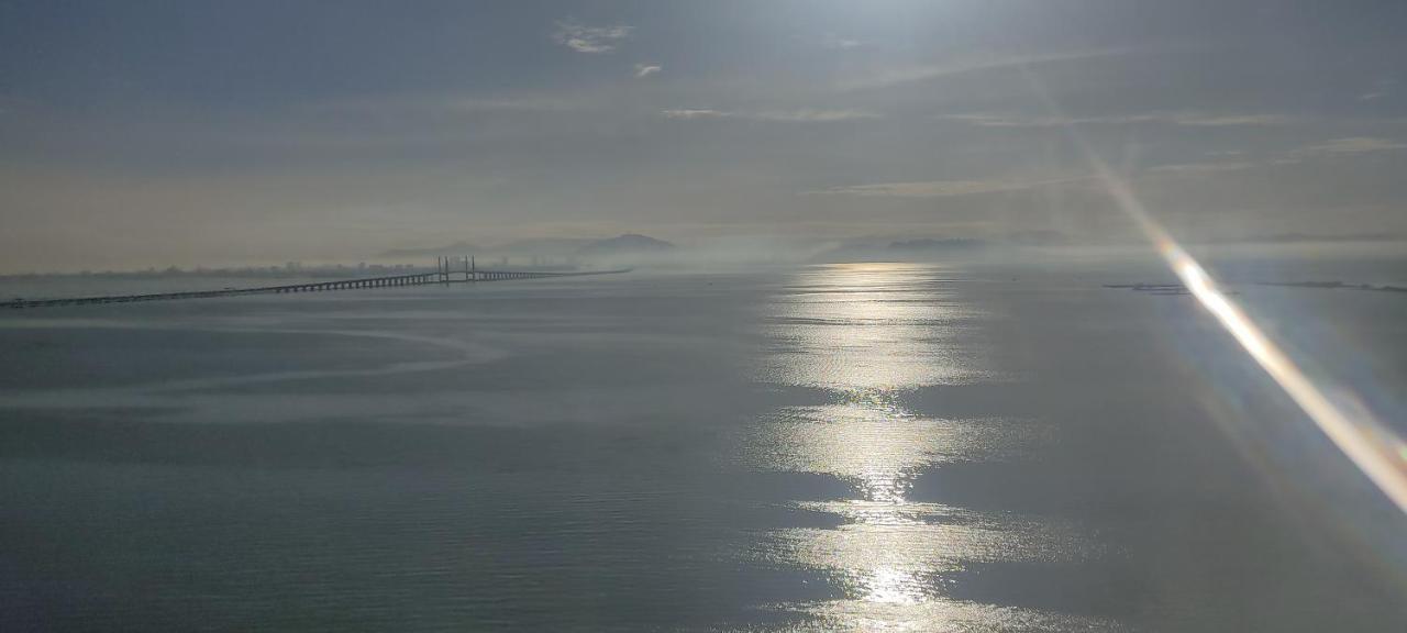 Infinite Seaview With Penang Bridge Suite With Sunrise Up To 11 Person 바얀레파스 외부 사진